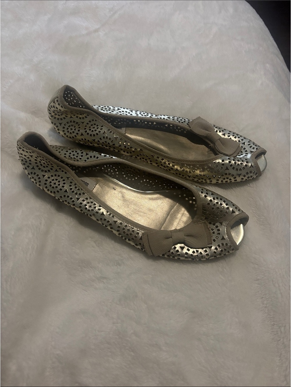 Vintage Women's Metallic Laser-Cut Peep-Toe Flats with Bow